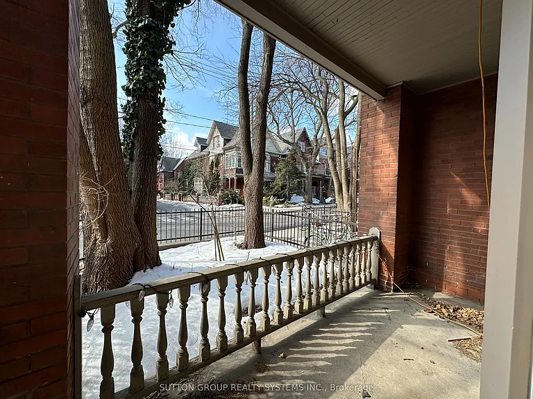 237 Dovercourt Rd #B — Photo 2