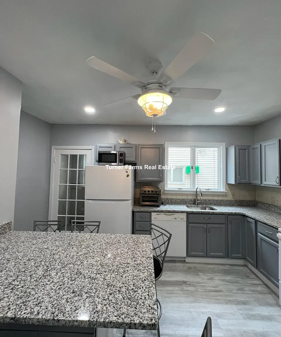 6 bed, 2.5 bath, 9999 sqft, $7,200 — Photo 3
