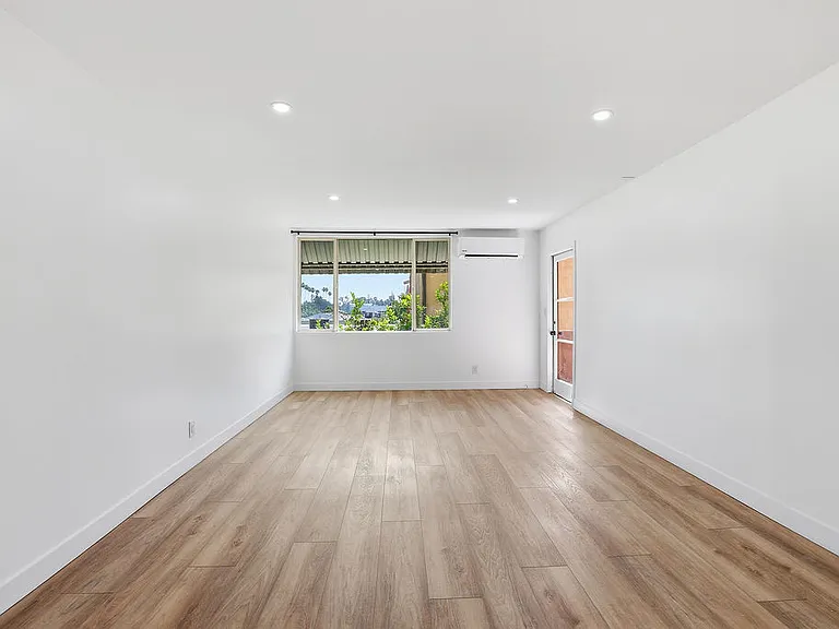 Encino Country Club Apartments — Photo 85