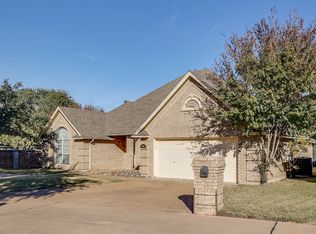 5901 River Bend Dr, Benbrook, TX 76132