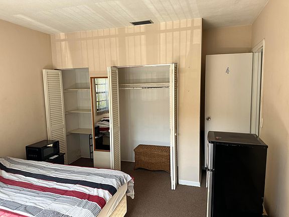 4th image of 821 Glenmore Cir #4