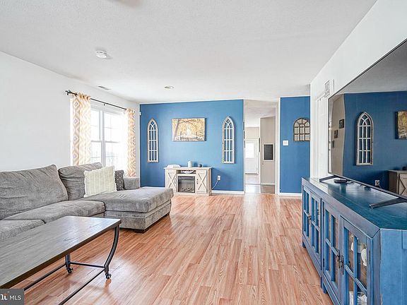 3rd image of 19 Bentwood Dr