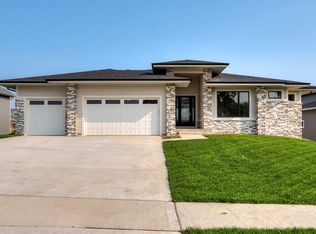 16215 Airline Ct, Urbandale, IA 50323