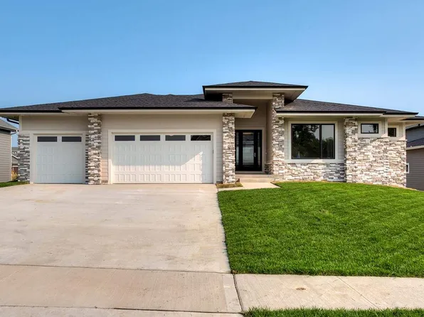 16215 Airline Ct, Urbandale, IA 50323