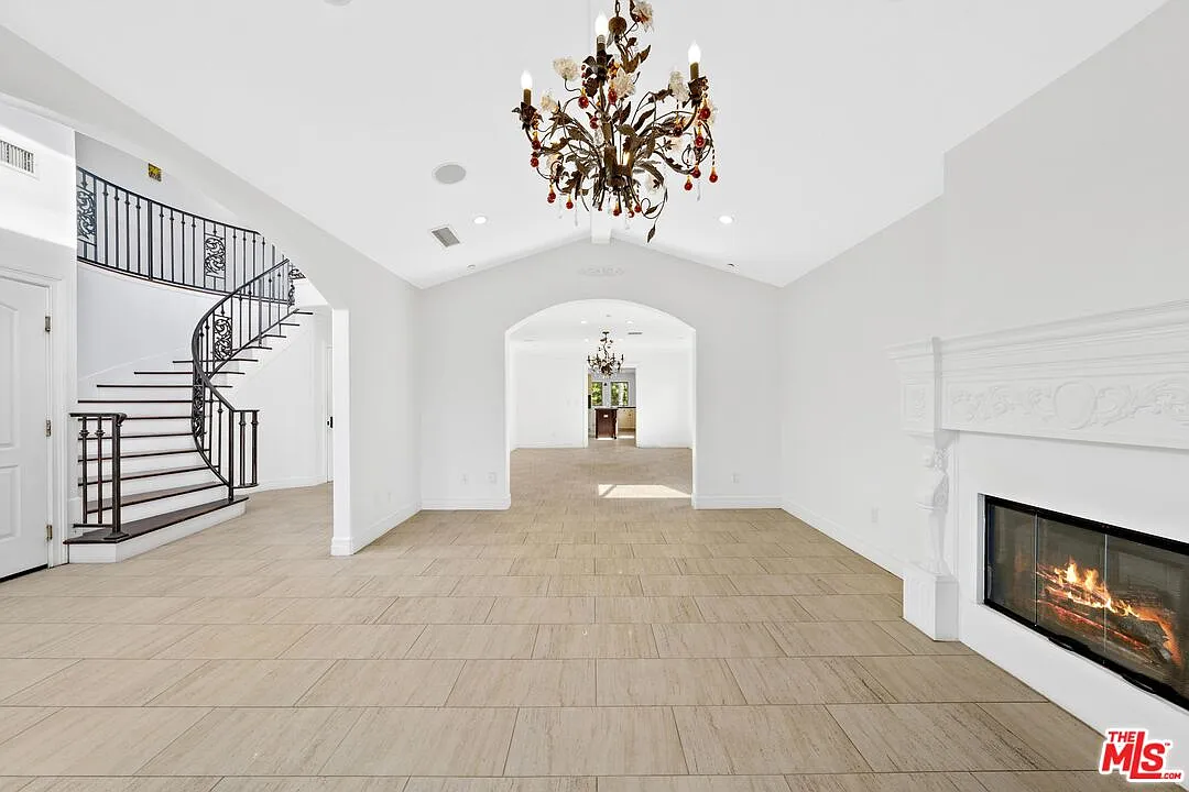 5 bed, 5.5 bath, 4020 sqft, $16,900 — Photo 4