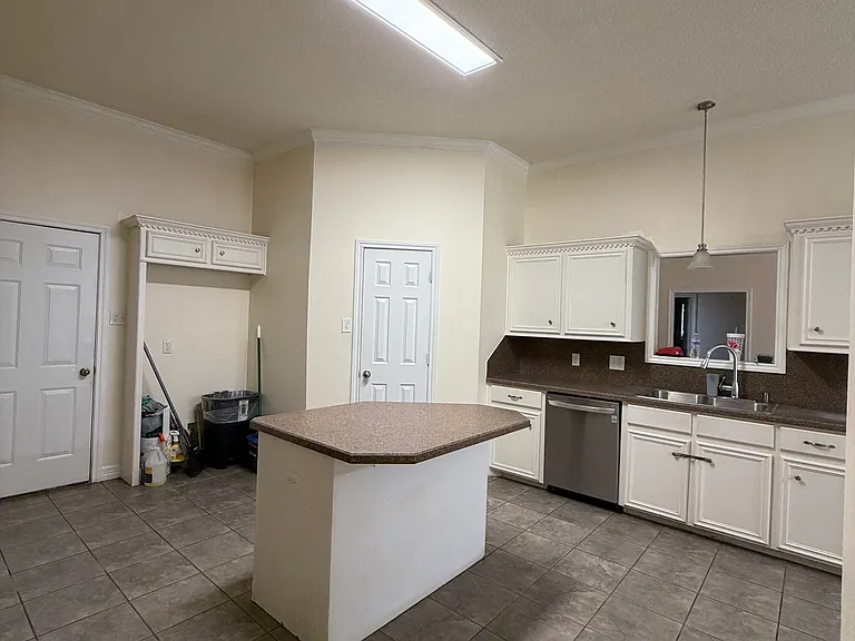 1001 Pontiac Ave — Photo 6