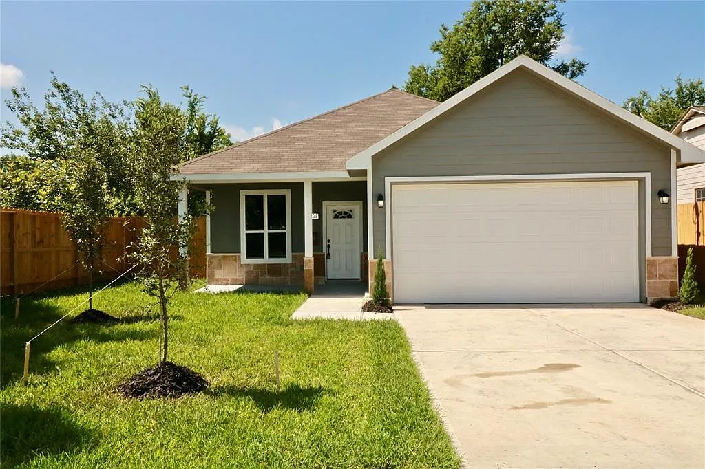 4 bed, 2.0 bath, 1612 sqft, $2,070 — Photo 1