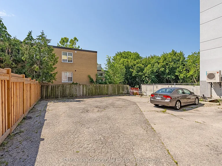 105 Cavell Ave — Photo 40