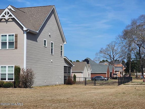 4th image of 105 E Lake Drive