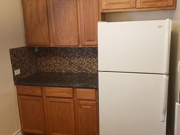 2nd image of 1223 W Waveland Ave