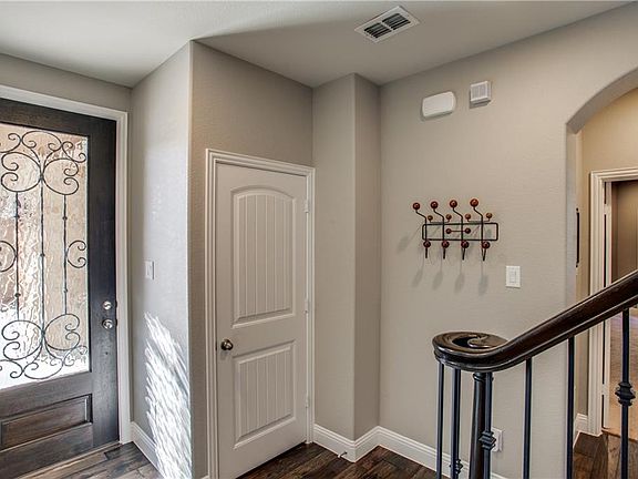 4th image of 2660 Venice Dr Unit 1