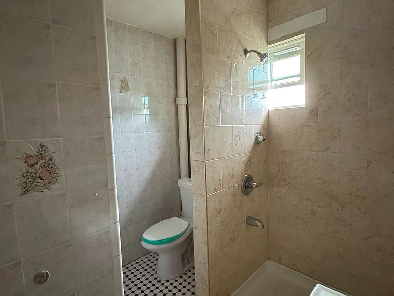 236 W Thames St #2 — Photo 2