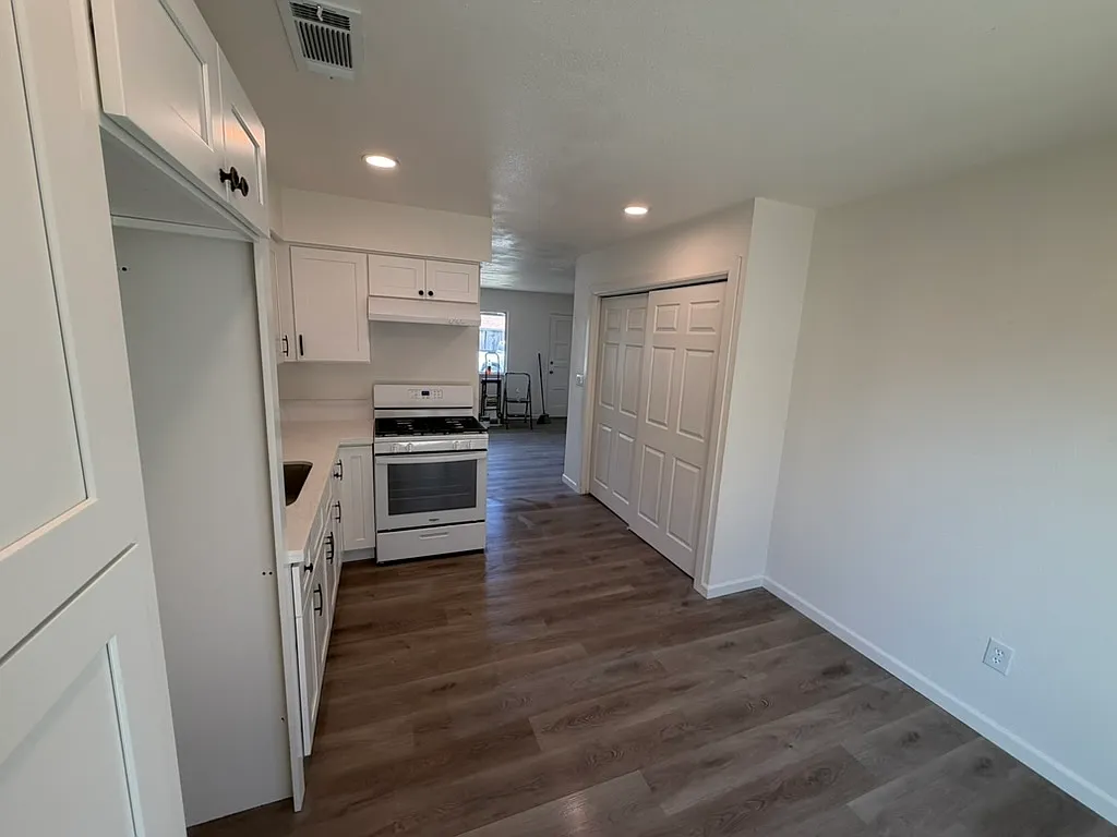 2 bed, 825 sqft, $1,500 — Photo 2