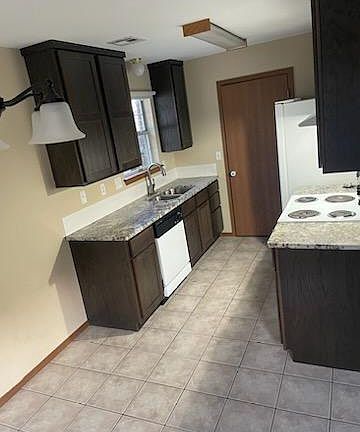 5th image of 221 Sun Meadow Dr