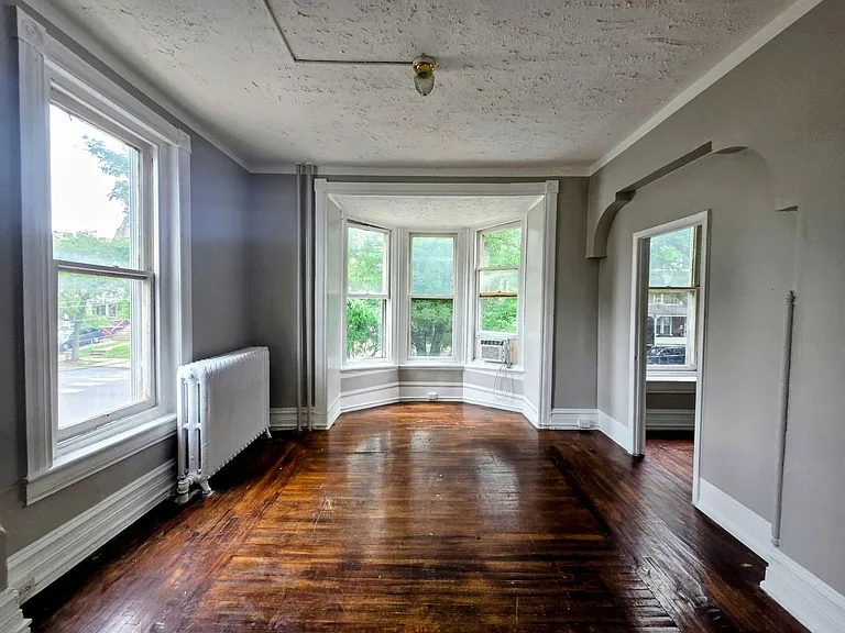 1048 W Walnut St — Photo 1