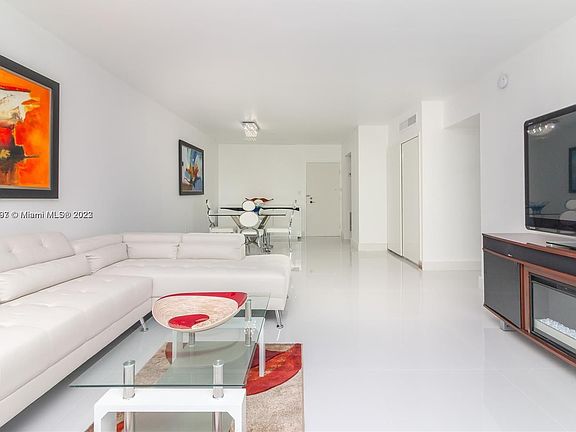 4th image of 800 West Ave APT 622