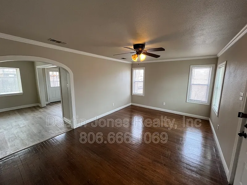 2 bed, 1.0 bath, 1032 sqft, $995 — Photo 2