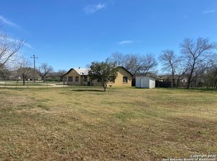 207 N Windy Knoll Dr, Devine, TX 78016