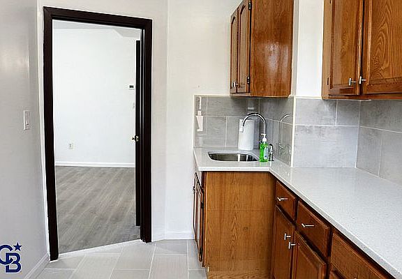 5th image of 2276 E 13th St #2R