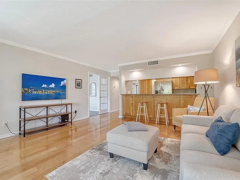 835 S Osprey Ave #201 — Photo 7