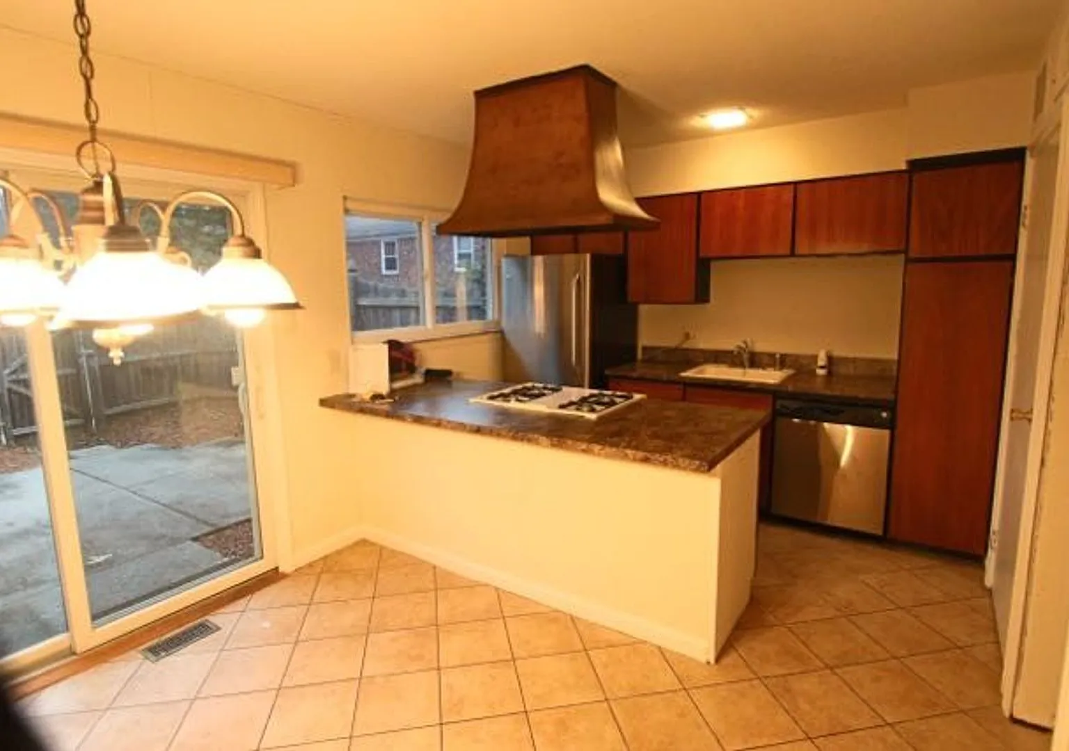 Apply Today! 2 Bedroom - 1.5 Bath condo with garage - heat and hot water included — Photo 2