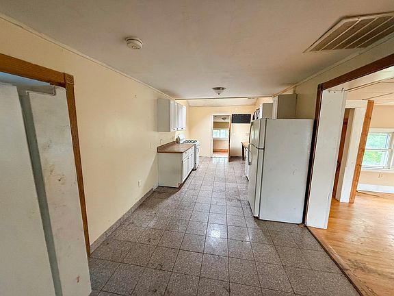 4th image of 33 Avalon St
