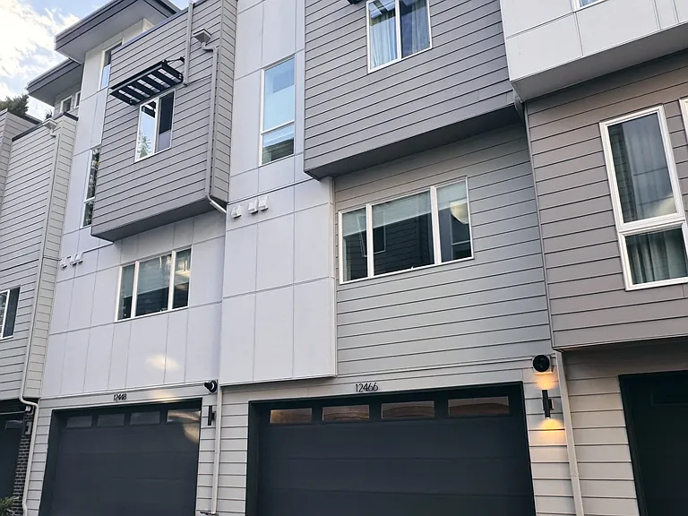 12466 NE 10th Ln — Photo 3