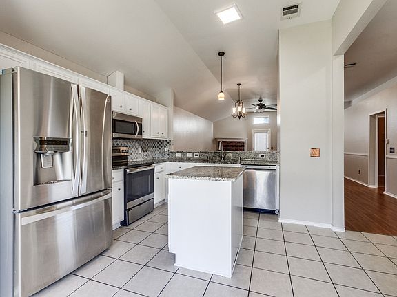 4th image of 704 Fleming Dr
