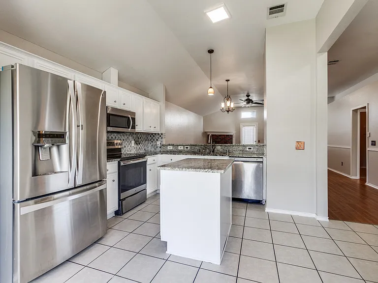 704 Fleming Dr — Photo 4