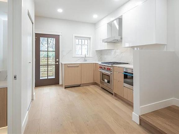 4th image of 815 W 15th Ave