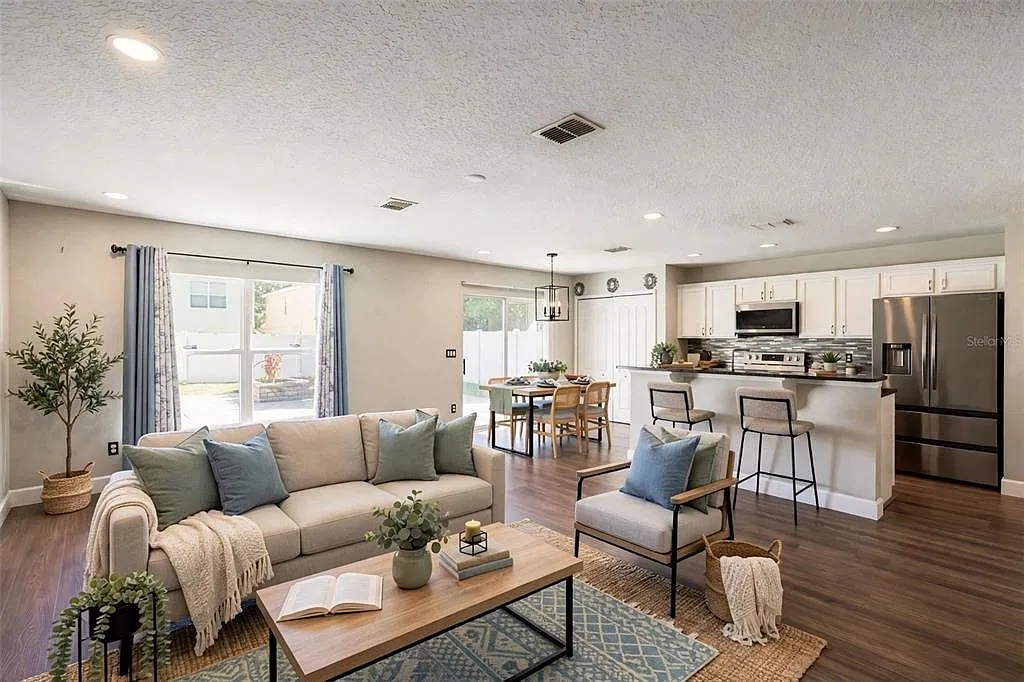4 bed, 2.5 bath, 1606 sqft, $2,600 — Photo 3