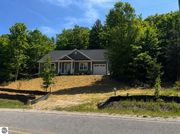 9394 E Hoxie Rd, Cedar, MI 49621
