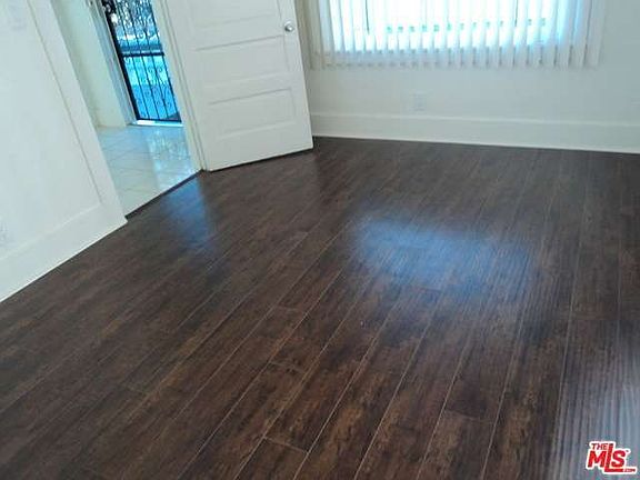 4th image of 920 W 55th St