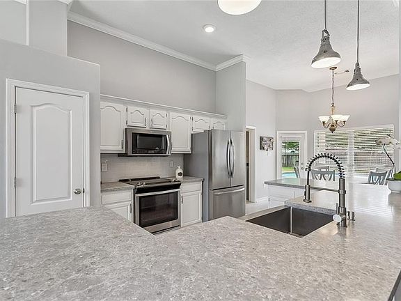 4th image of 922 Crestwood Dr