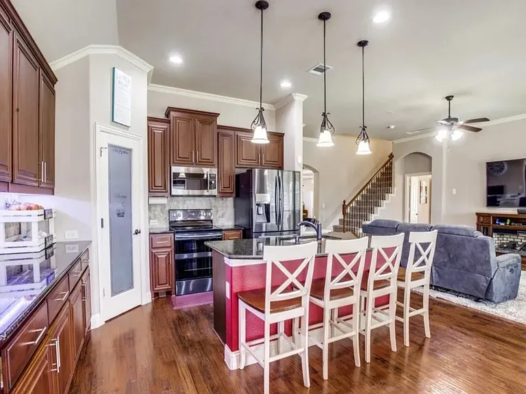 804 Longhorn Dr — Photo 4