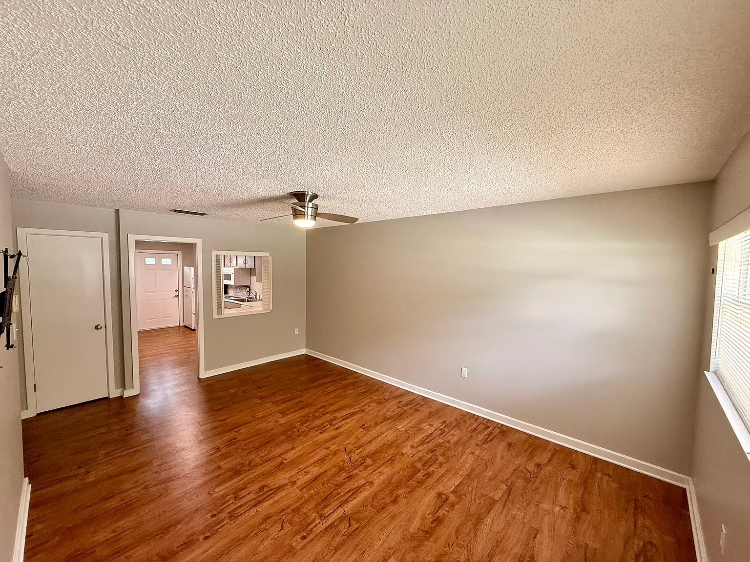 2 bed, 850 sqft, $1,300 — Photo 2