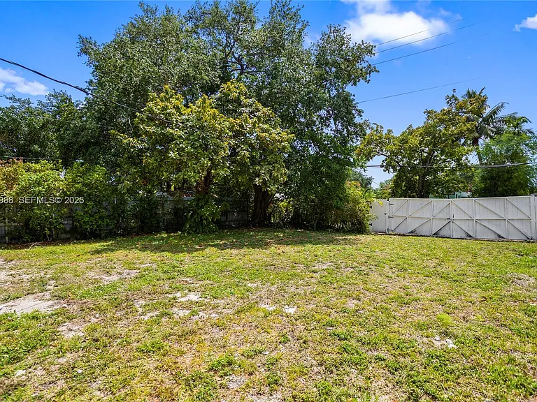 1640 NE 183rd St — Photo 44