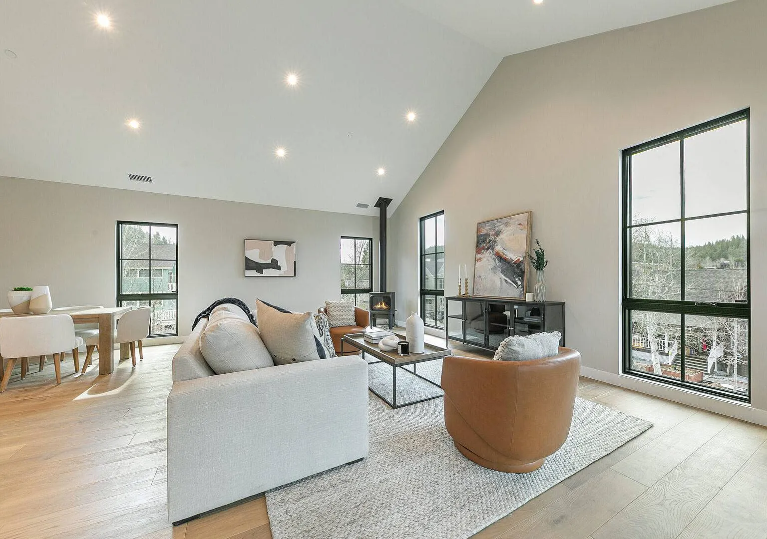 4 bed, 3.5 bath, 2261 sqft, $7,500 — Photo 2
