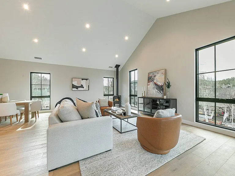 10085 SE River St — Photo 2