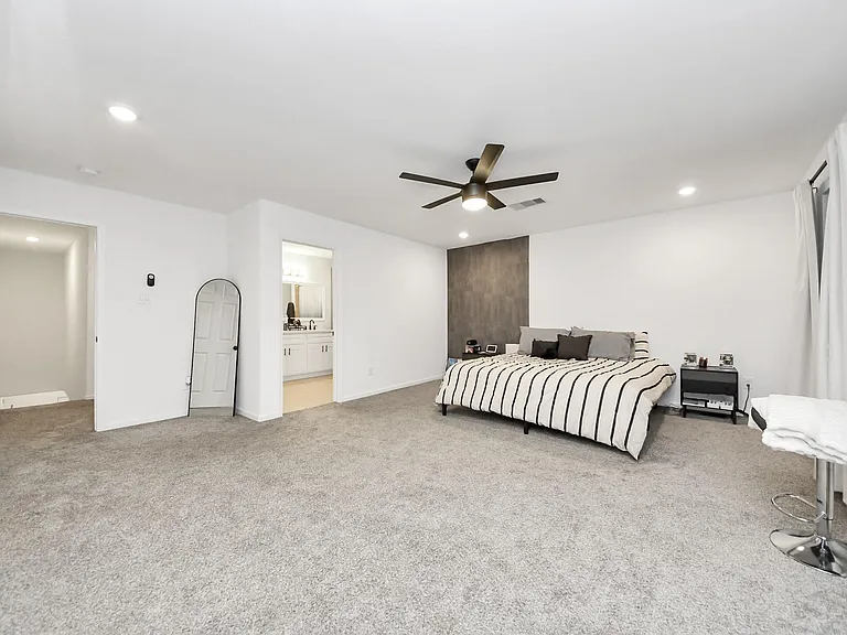 4613 Ireland St #B — Photo 24
