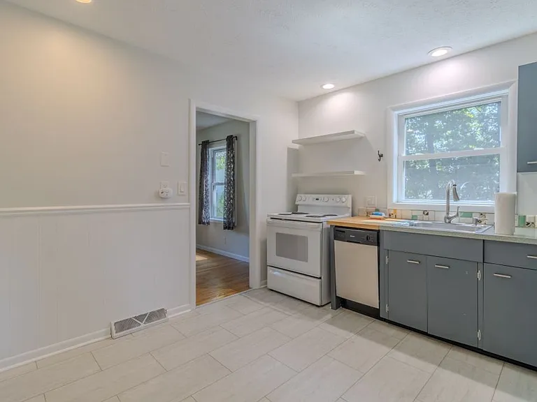 2020 Chippewa St — Photo 12