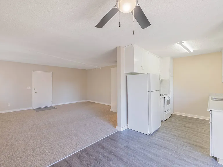 Villa Knolls Apartments — Photo 11