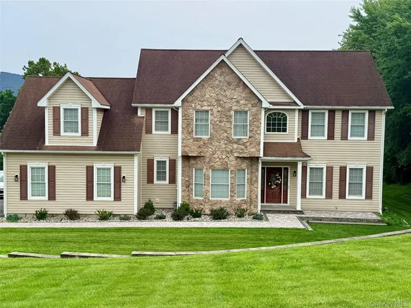 49 Harrisons Trail, Hopewell Junction, NY 12533