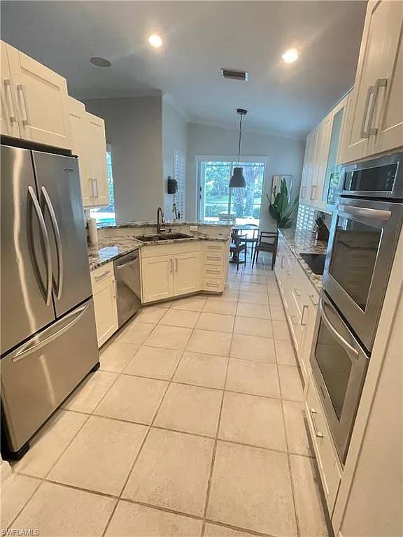 3 bed, 2.0 bath, 1714 sqft, $5,000 — Photo 3