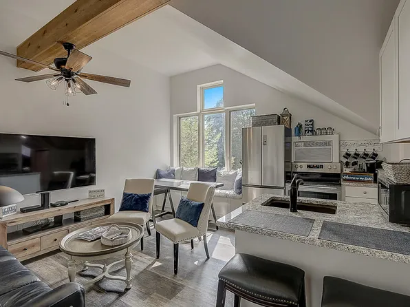 W3216 S Lakeshore Dr #11, Lake Geneva, WI 53147