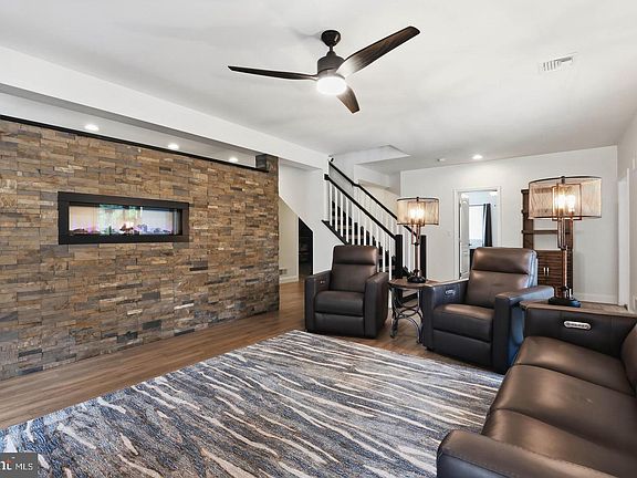 5th image of 1084 Alden Way