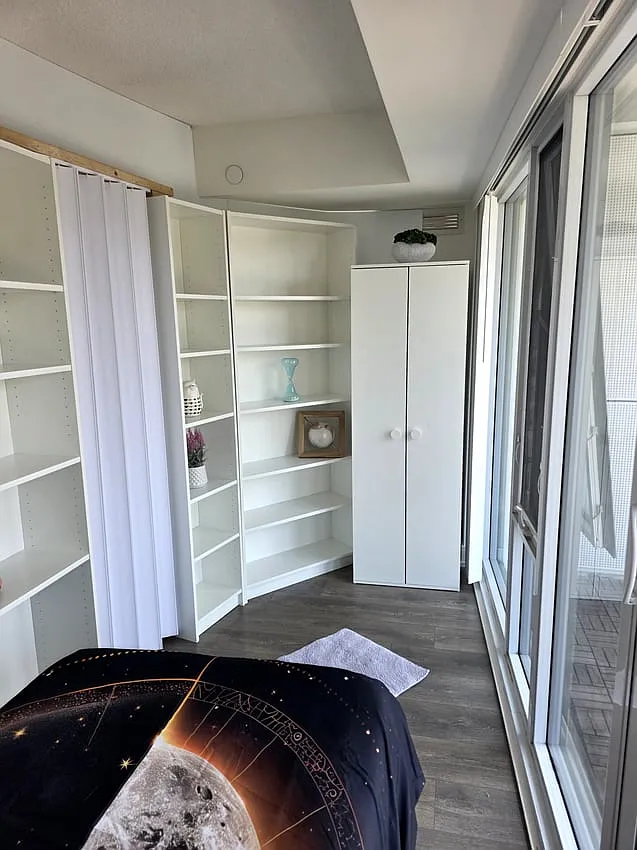 Flex Room with Balcony - McGill Street & Church Street — Photo 2