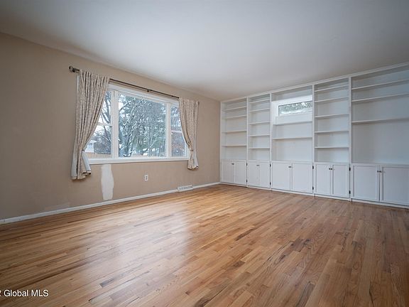 4th image of 21 Concord Dr
