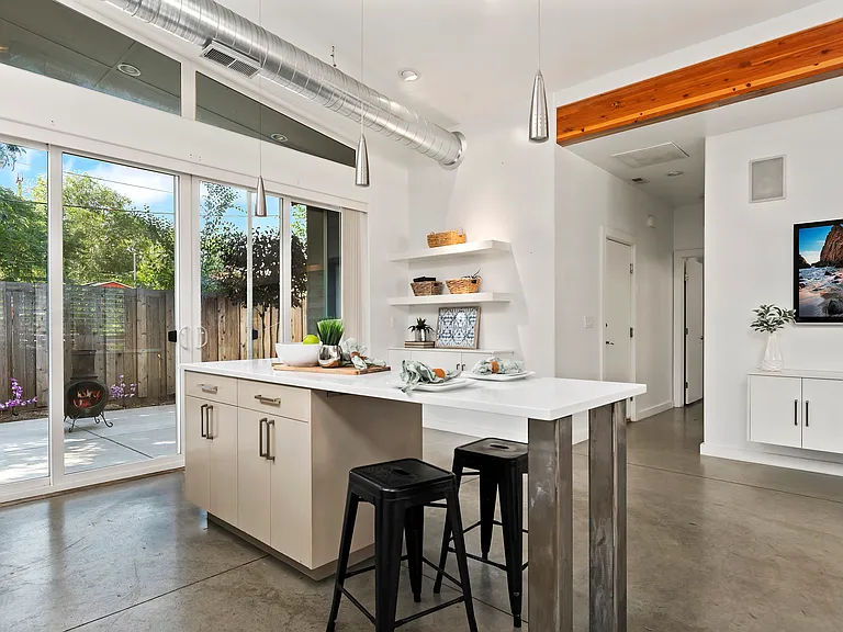 415 S Jackson St — Photo 8