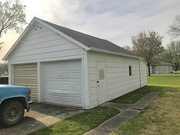 4th image of 211 W Willow St